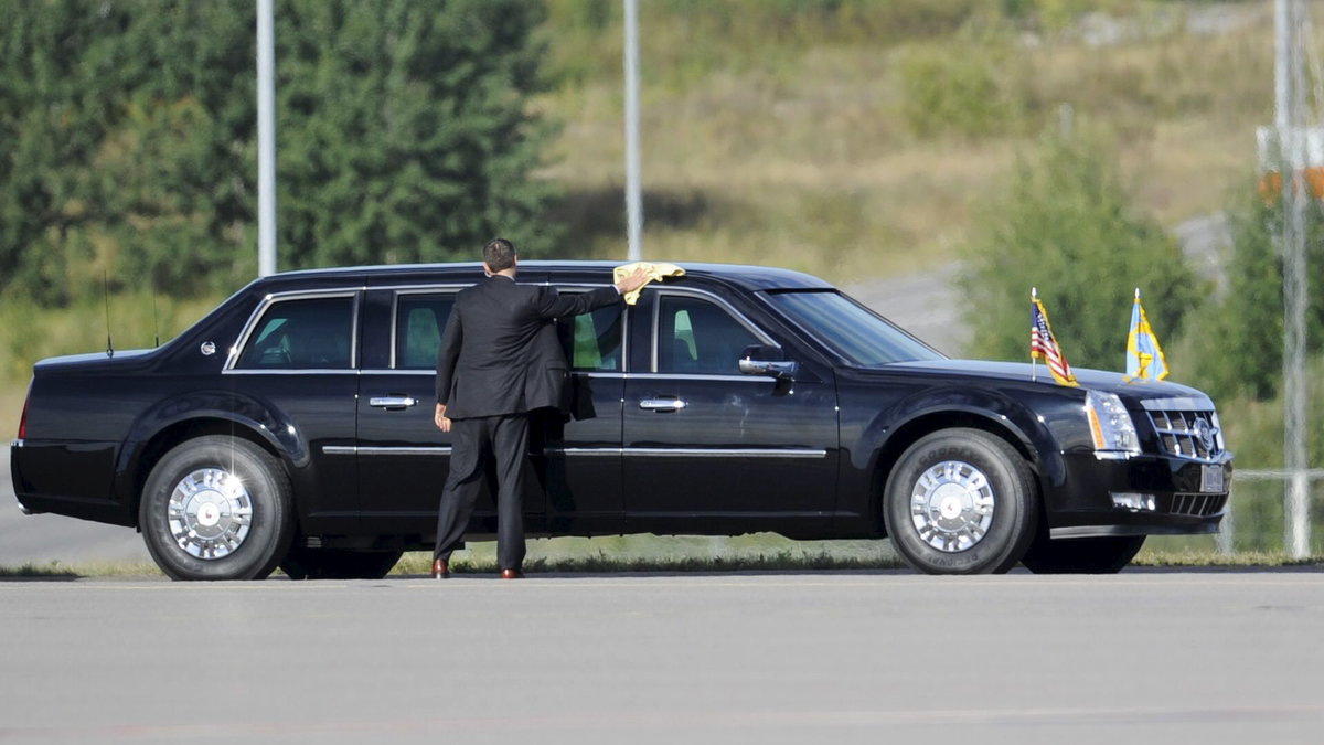 Kortegén som innehåller Obamas limousin, the Beast , förbereder sig inför att Barack Obama ska landa på Arlanda flygplats.